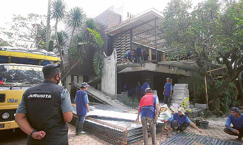 SAMPAI TAHAP PK: Petugas juru sita dari Pengadilan Negeri (PN) Malang melakukan pengosongan terhadap eks Hotel Mandala Putri di Jalan Panglima Sudirman Nomor 81, Klojen, kemarin.