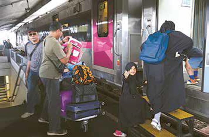 TAMBA H OPERASIONAL : Beberapa warga hendak berangkat menuju daerah tujuan dari Stasiun Malang, kemarin. PT KAI sudah melakukan persiapan untuk menyambut dua periode libur panjang.