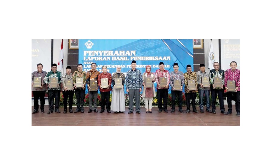 MEMBANGGAKAN: Ketua DPRD Kota Malang Amithya Ratnanggani Sirraduhita (tujuh dari kiri) menerima LHP LKPD 2024 dari Badan Pemeriksa Keuangan Jatim, Senin (26/5).