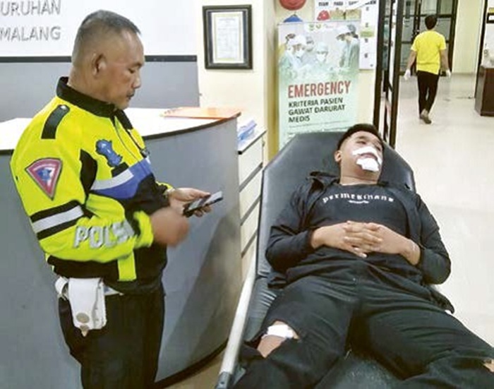 KECELAKAAN: Pengemudi Yamaha Vixion, Maulana Malik Akbar Farenzi menjalani perawatan di RSUD Kanjuruhan kemarin (27/5).