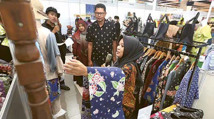 FAVORITNYA PEREMPUAN : Juri UMKM Shopping Festival by BRI di Grand Hall Malang Town Square (Matos) mendengar penjelasan dari Siti Aslamiah, Pemilik Batik Pandan Arum, kemarin (27/5).