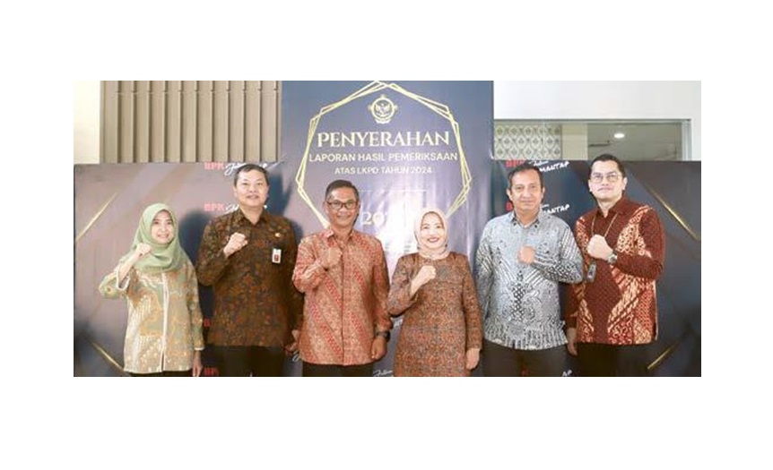 AKUNTA BEL: Ketua DPRD Kabupaten Malang Darmadi (tiga dari kiri) ditemani Wakil Bupati Malang Lathifah Shohib (tiga dari kanan) dan Pj Sekda Kabupaten Malang Nurcahyo (dua dari kiri) seusai penyerahan