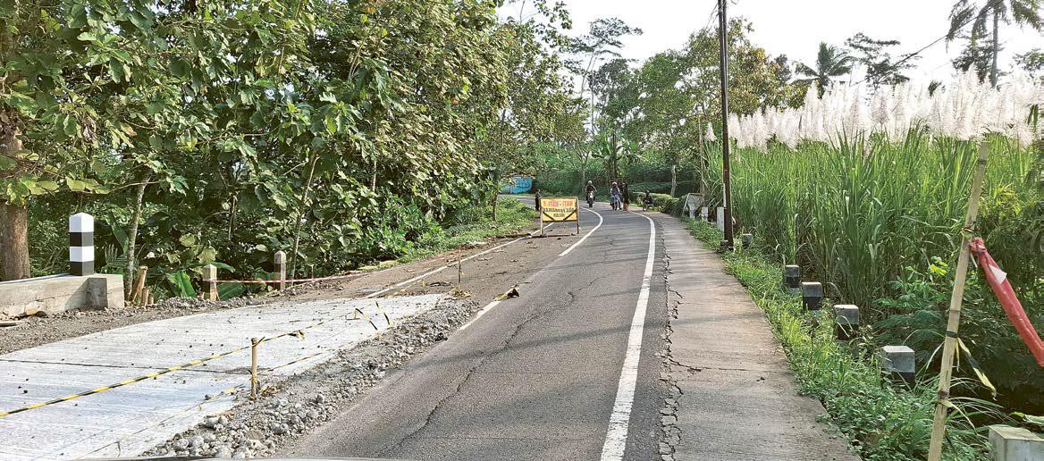 INFRAST RUKTUR: Cor jalan di Jalur Pagak-Donomulyo belum siap dilintasi, sehingga hanya separo jalan yang difungsikan.