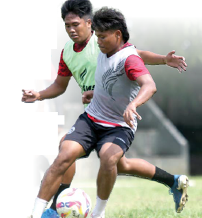 PROGRAM JANGKA PANJANG: Aswin (kanan) berusaha melewati rekannya dalam sesi latihan di Lapangan Sepak Bola Universitas Brawijaya beberapa waktu lalu.