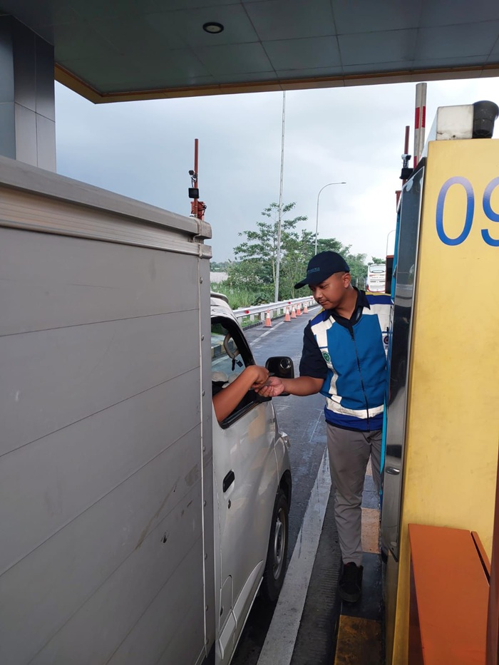 SIAGA: Petugas PT JPM saat melayani pengendara.