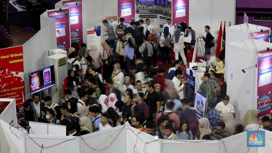 Kerumunanan orang berantusiasi mengikuti Job Fair di GOR Ciracas, Jakarta Timur, Senin, (19/5/2025). (CNBC Indonesia/Muhammad Sabki)