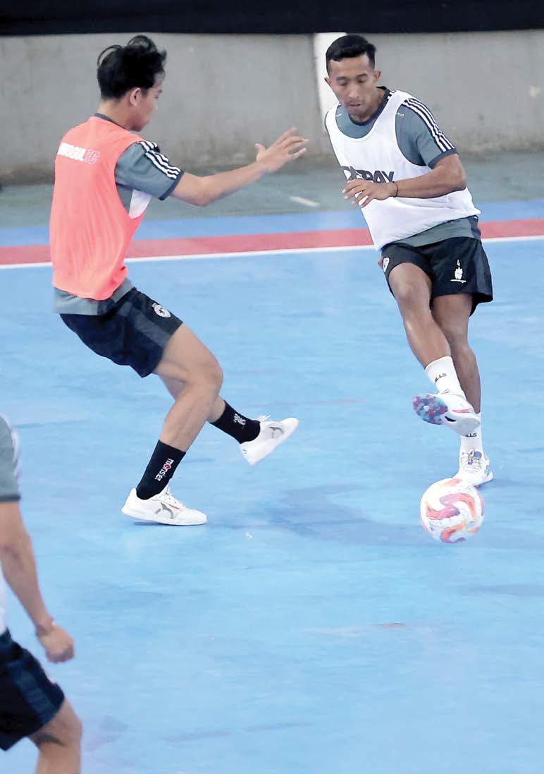 DEMI KEMENANGAN: Kapten Unggul FC Malang Ikhsani Fajar melepaskan umpan dalam sesi latihan di GOR Pangsuman Pontianak, kemarin.