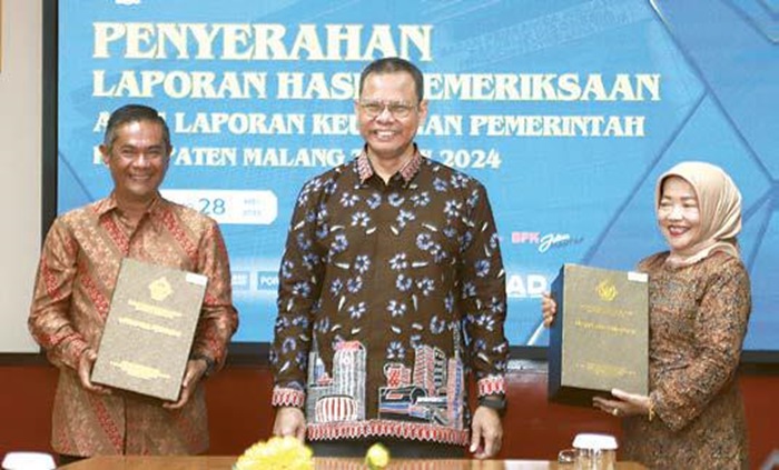 MEMBANGGAKAN: Wakil Bupati Malang Lathifah Shohib (kanan) dan Ketua DPRD Kabupaten Malang Darmadi (kiri) menerima Laporan Hasil Pemeriksaan (LHP) atas LKPD 2024 di kantor BPK Perwakilan Jatim kemarin