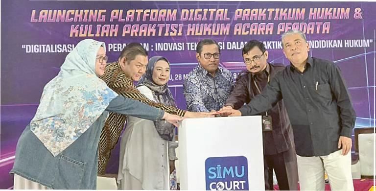 INOVAT IF: Rektor UMM Prof Dr Nazaruddin Malik SE Msi (empat dari kiri) didampingi dekan FH UMM Prof Dr Tongat SH MHum (kiri) bersama pejabat lain memencet tombol sebagai tanda diluncurkannya Simucou