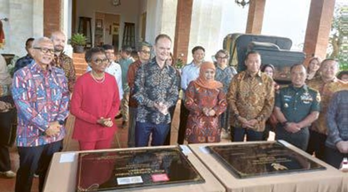 KAMPUS BARU: Gubernur Jatim Khofifah Indar Parawansa )tiga dari kanan) bersama Wakil Menteri (Wamen) Pendidikan Tinggi, Sains, dan Teknologi Prof Dr Fauzan MPd (dua dari kanan) menandatangani prasasti