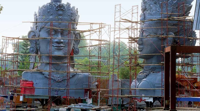 AJAK PEMKAB KERJA SAMA: Pembangunan patung Rama dan Shinta berlangsung di area Taman Dewa New Wisata Wendit. Pengelola berencana menggelar perayaan HUT Ke-1.265 Kabupaten Malang di sana.