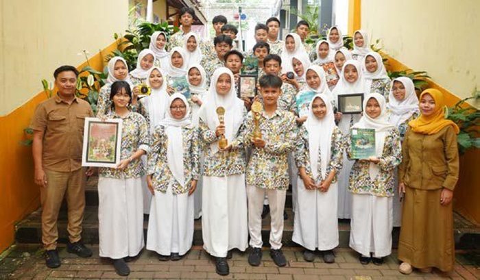 PELOPOR: Motor penggerak lomba Journalist & Design Graphic Competition (Jurassic) dari ekskul jurnalistik Puspita dan Desakopi SMAN 1 Lawang foto bersama dengan pembina.