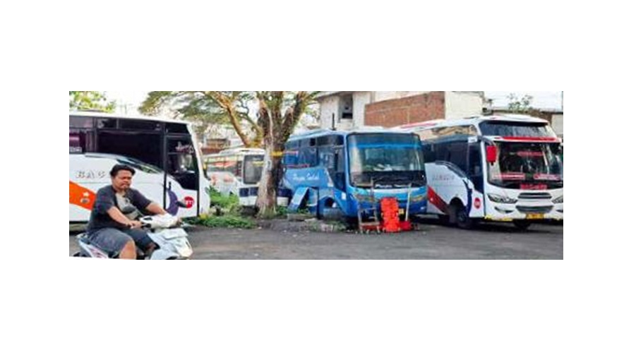 SEMPAT BERJAYA: Penampakan Bus Puspa Indah (tengah) terparkir.