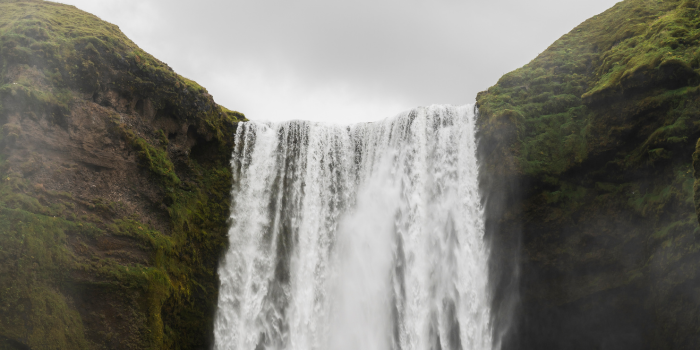Ilustrasi air terjun (pch.freepik)