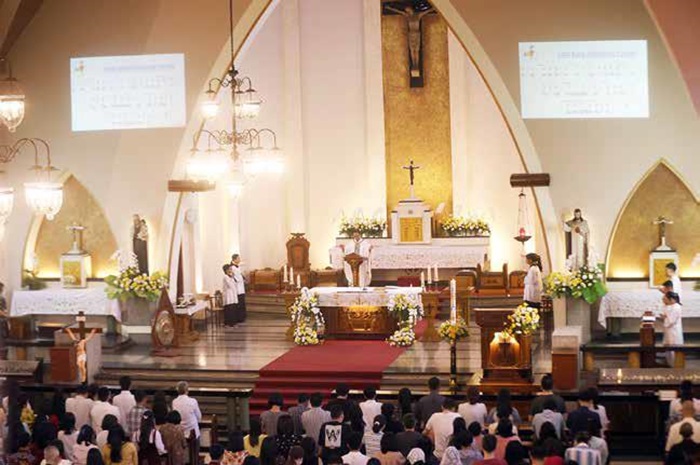 KHIDMAT: Sekitar 700 jemaat memadati Katedral Santa Perawan Maria dari Gunung Karmel (Gereja Ijen), kemarin. Misa dipimpin Romo Marcelinus Lobi SMM dari Seminari Maria Monfort.