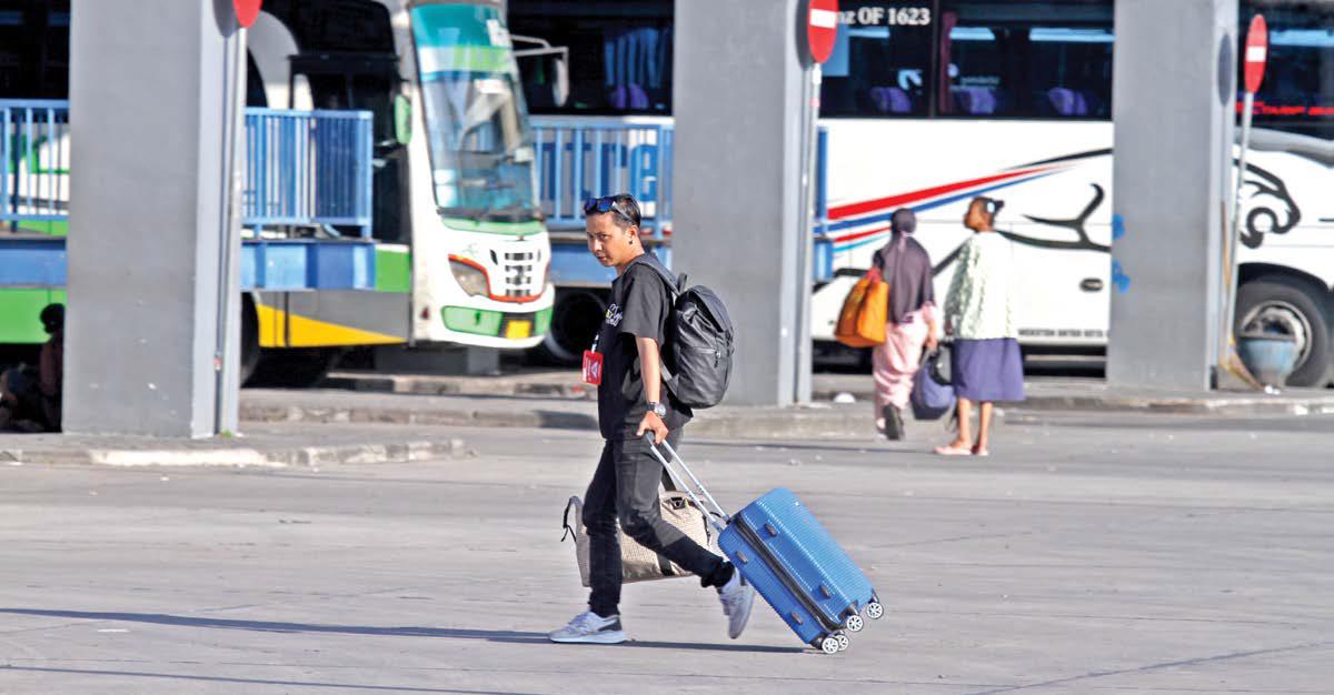 SIAP BERANGKAT: Seorang penumpang bus berjalan menuju shelter pemberangkatan bus AKAP di Terminal Arjosari.