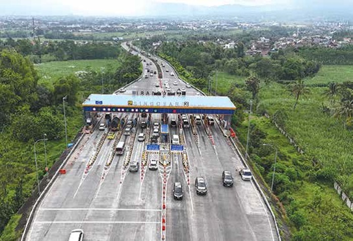 LONG WEEKEND: Kendaraan masuk Malang dari tol Singosari kemarin (29/5). Mayoritas berasal dari luar kota.