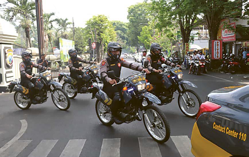 PATR OLI SKALA BESAR: Beberapa personel polisi melakukan patroli di sekitar Kepanjen, Jumat lalu (30/5). Mereka siaga untuk mengantisipasi kejahatan jalanan selama long weekend.