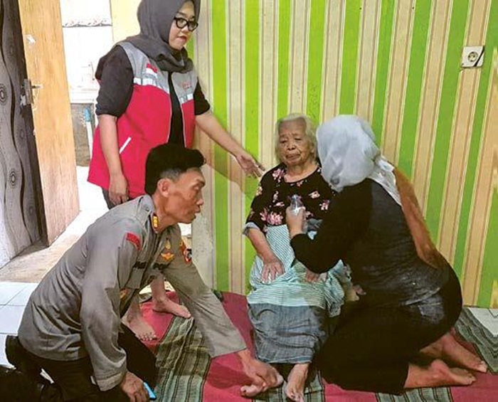 DITEMUKAN KONDISI LEMAS: Nenek Rokhayah, warga Pakisaji yang dilaporkan hilang akhirnya ditemukan di tepi Sungai Metro kemarin (30/5).