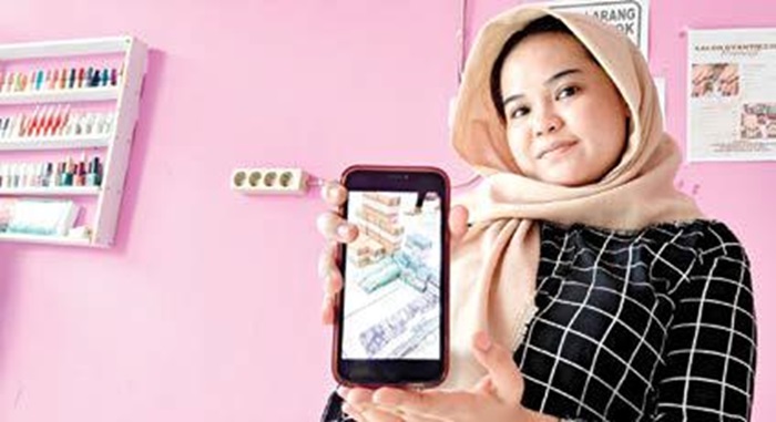 DIPERDAYA: Nurmala menunjukkan foto uang pecahan baru yang dipamerkan Yolanda untuk meyakinkannya.
