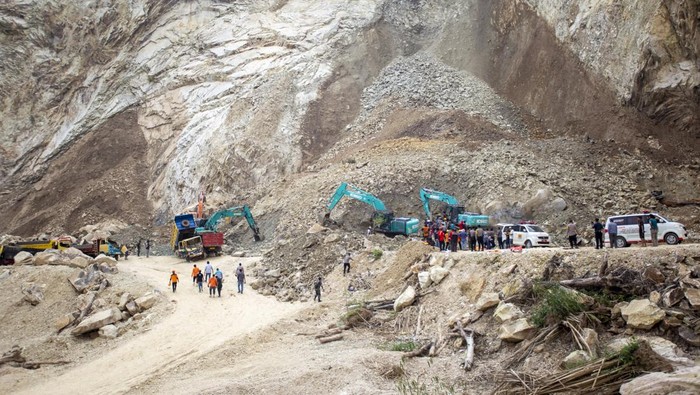 Tambang Longsor di Kawasan Gunung Kuda, Kabupaten Cirebon (ANTARA FOTO/Dedhez Anggara).