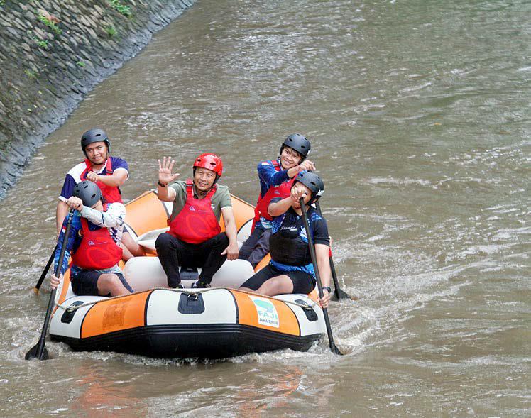 TINJAU KESIAPAN ATLET: Wali Kota Malang Wahyu Hidayat (tengah) menjajal menelusuri jalur rafting menggunakan perahu karet di sungai Amprong, Kedungkandang kemarin (31/5).