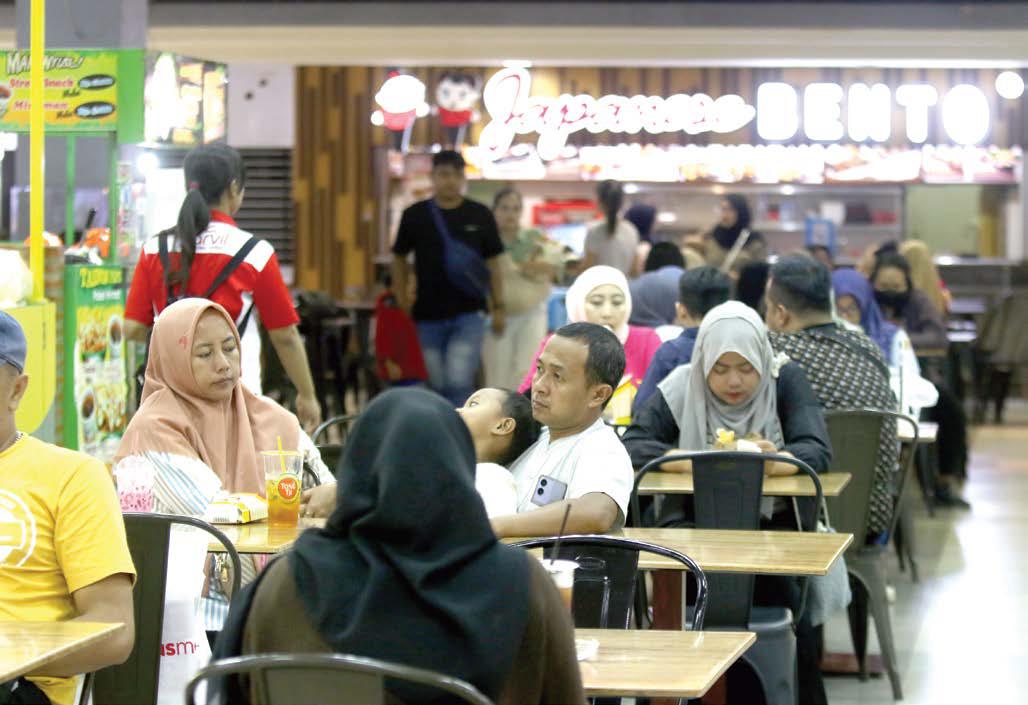 JADI ANDALAN: Pengunjung Matos duduk santai di foodcourt sambil menunggu pesanan datang kemarin.
