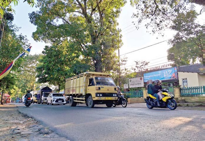KERAP DIKELUHKAN: Sejumlah kendaraan melintas di Jalan Ki Ageng Gribig kemarin. Pemkot berencana melakukan perbaikan di sana mulai Juli mendatang.