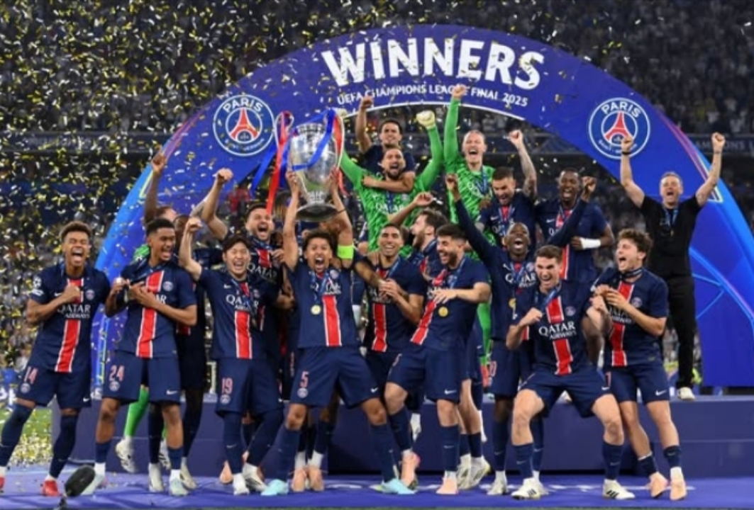 RAIH TREBLE: PSG berhasil menjuarai Liga Champions Eropa 2025 usai mengalahkan   Inter Milan dengan skor telak 5-0. Musim ini PSG sukses meraih treble yakni juara Ligue 1 dan Coupe de France.