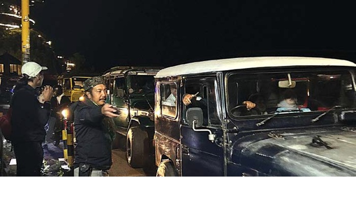 DEMI KETERTIBAN: Seorang petugas di pos jemplang, Desa Ngadas, Kecamatan Poncokusumo mengatur deretan jeep yang membawa wisatawan.