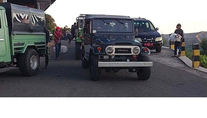 BERBURU SUNRISE: Rombongan wisatawan menggunakan jeep antre di pos jemplang, Desa Ngadas, Kecamatan Poncokusumo. Mayoritas wisatawan tiba di bromo dini hari.