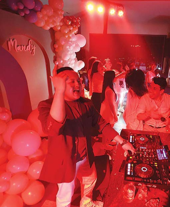 TAMPIL PECAH: DJ Romy Bask menghibur penonton yang hadir di salah satu private party pekan lalu. Tren private DJ kini tengah digemari sebagian orang karena lebih intimate.