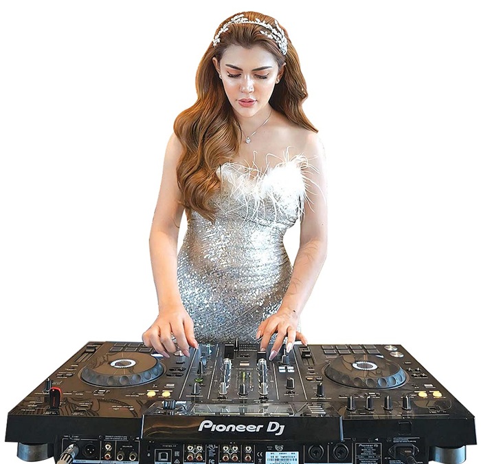ALL-OUT: DJ Donna Oriza dengan gaun elegannya tampil di salah satu pesta.