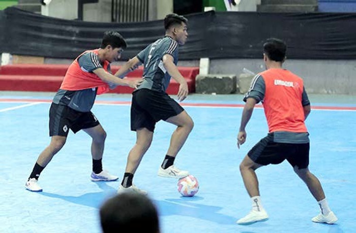 ENGGAN JEMAWA: Andres Dwi Persada (tengah) berusaha menahan bola dalam sesi latihan di GOR Pangsuma Pontinak, 29 Mei lalu.