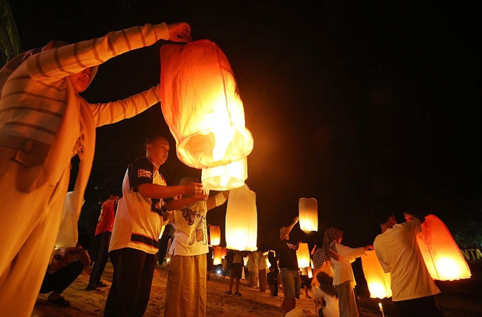 YANG KETIGA KALINYA: Ratusan wisatawan bersamasama menerbangkan lampion dari pinggir Pantai Ngliyep, Sabtu malam (31/5).