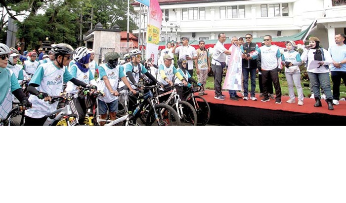 NGALAM TAHES: Wali Kota Malang Wahyu Hidayat (rompi hitam) melepas peserta Gowes Santai dan Senam Sehat kemarin.