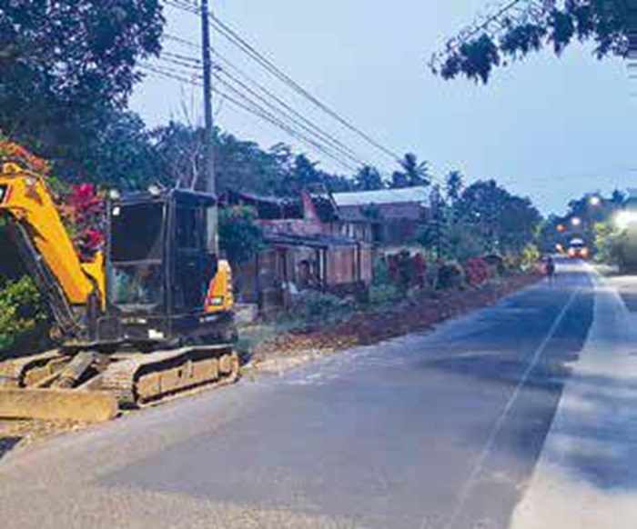 MEMPER MUDAH WISATAWAN: Penampakan Jalan Desa Tempursari, Kecamatan Donomulyo, Kabupaten Malang, menuju Pantai Ngliyep mulai dilebarkan pekan lalu.