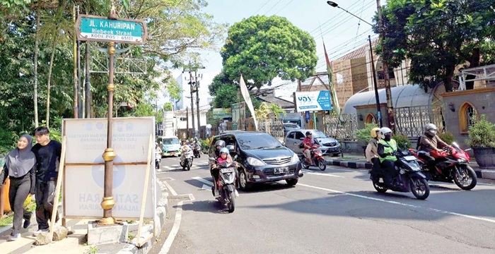 LEBIH LANCAR: Sejumlah kendaraan melintas di Jalan Kahuripan kemarin (1/6) siang. Dishub berencana memermanenkan rekayasa lalu lintas satu arah di sana.