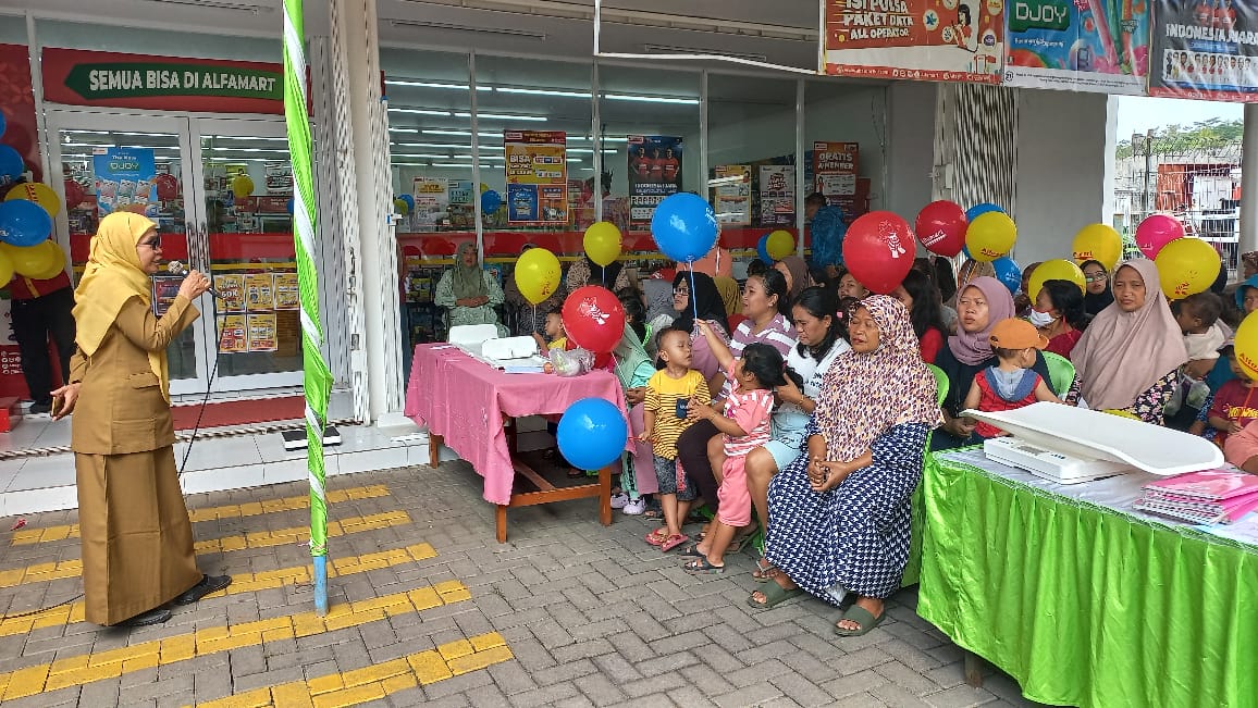 EDUKASI GIZI: Tri Hermi Nuryani ahli gizi Puskesmas Ardimulyo Singosari memberikan sosialisasi tentang pentingnya gizi untuk ibu dan anak.