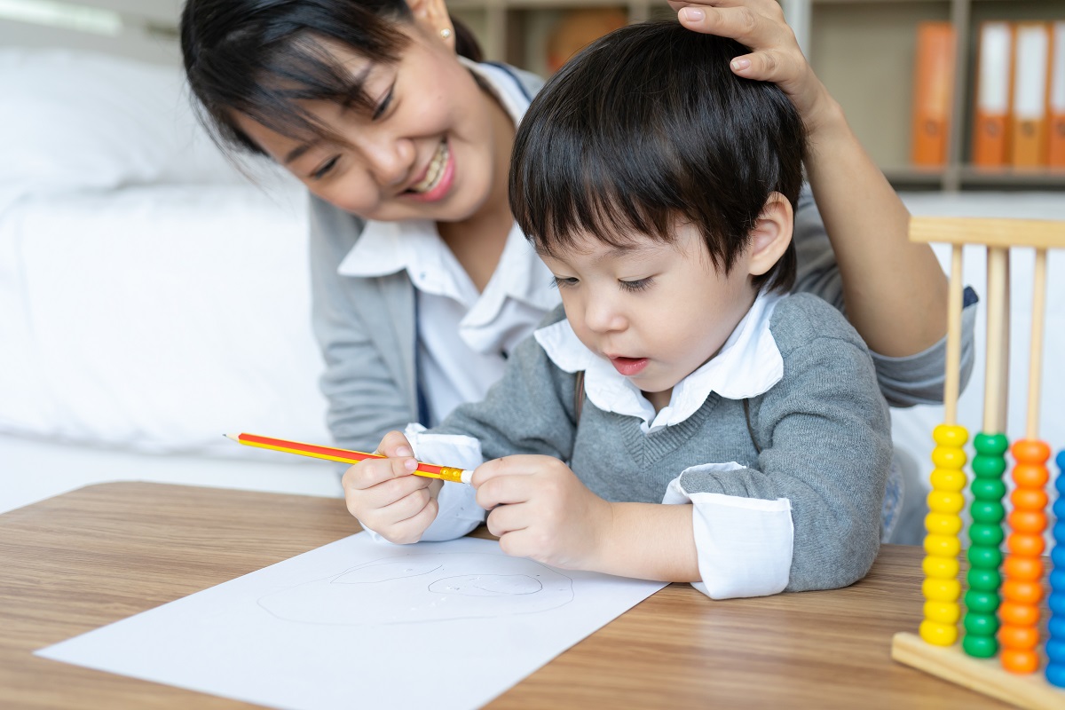 BELAJAR BARENG: Kebersamaan dengan anak saat mengerjalan soal-soal latihan akan sangat membantu anak dalam menghadapi PSAS.