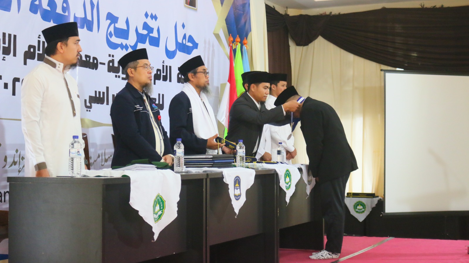 MASA DEPAN NEGERI: Pengukuhan lulusan MA/Pesantren Al-Umm dalam Haflut Takhrij Ke-5 yang mengusung tema besar Peran Sentral Pesantren dalam Menyukseskan Visi Indonesia Emas 2045.