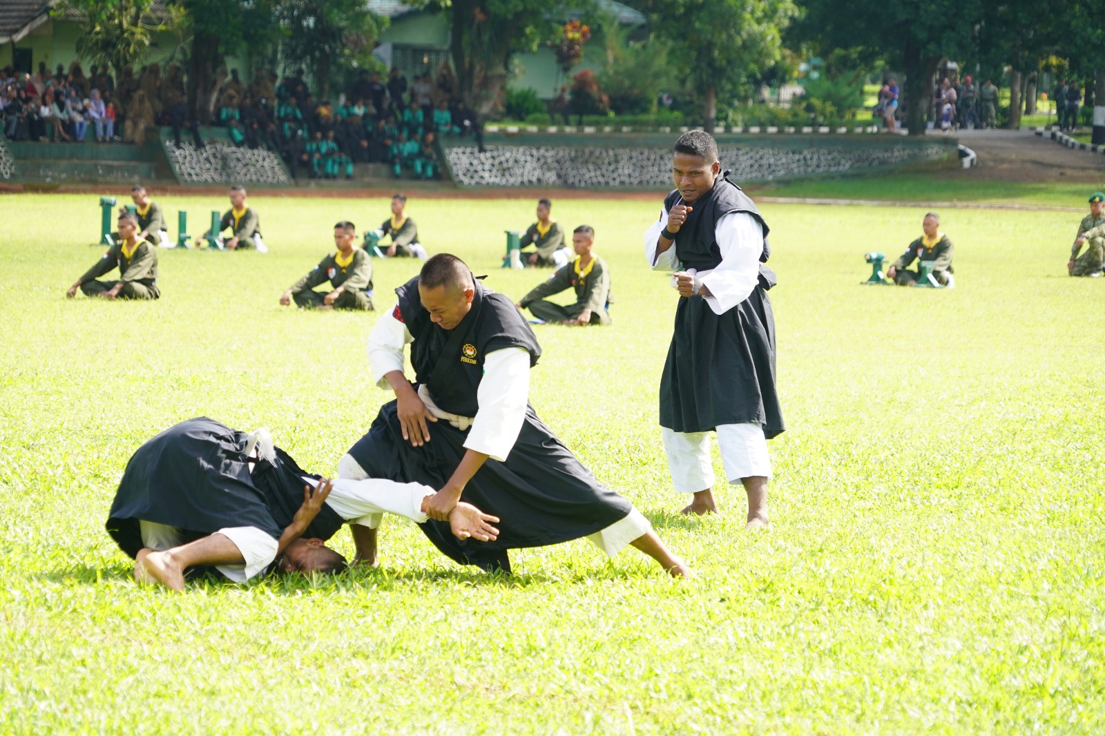TANGKAS: Aksi bela diri taktis Kempo yang menunjukkan ketangguhan TNI dalam mengabdikan diri kepada bangsa.