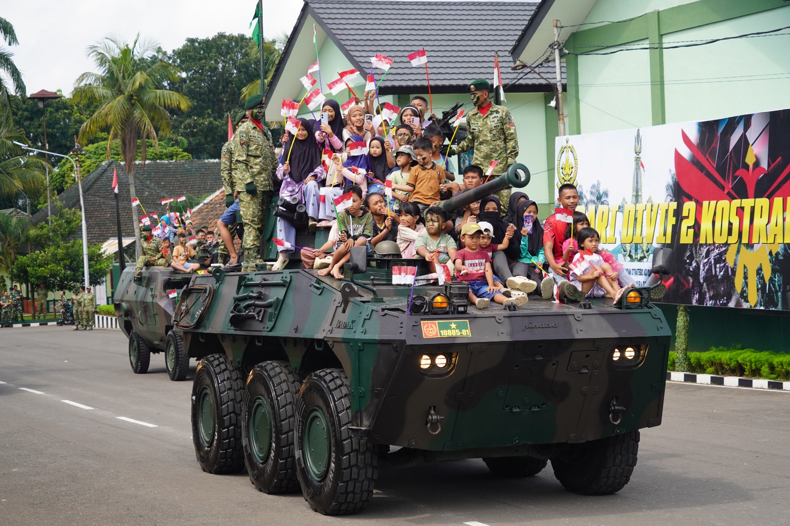 MENJAGA KEDAULATAN: Anak-anak terlihat menaiki tank di Madivif 2 Kostrad saat defile pasukan dan alutsista, Minggu (1/6).