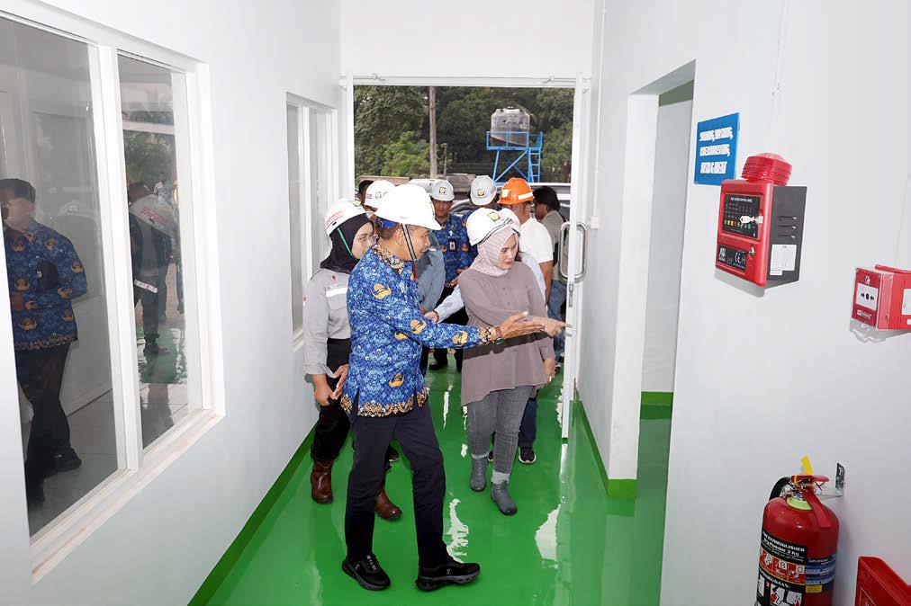 TITIK KETIGA: Wali Kota Malang Wahyu Hidayat (depan) meninjau bangunan baru untuk Satuan Pemenuhan Pelayanan Gizi (SPPG) atau dapur MBG di Jalan Tlogowaru, Kedungkandang, kemarin sore (2/6).
