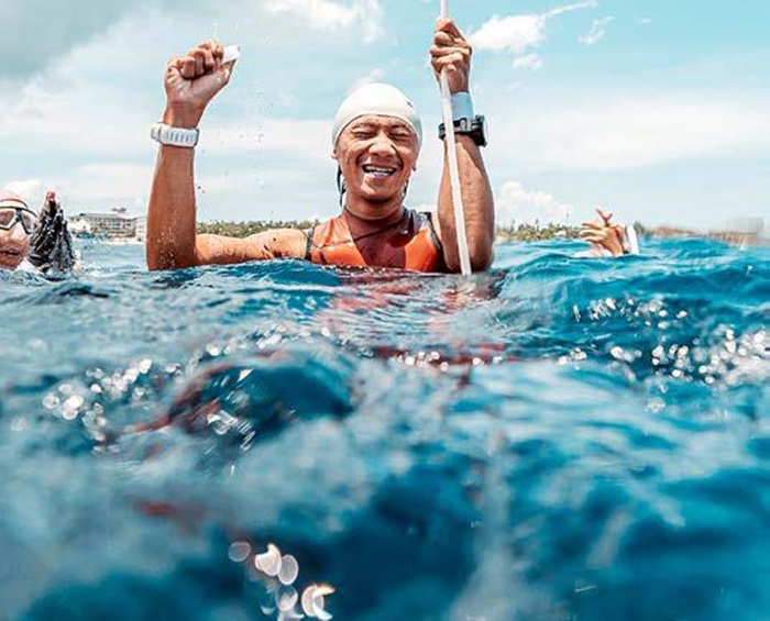 BANGGA: Raut wajah bahagia Dimas Andika setelah berhasil memecahkan rekor nasional selam bebas dengan kedalaman 53 meter.
