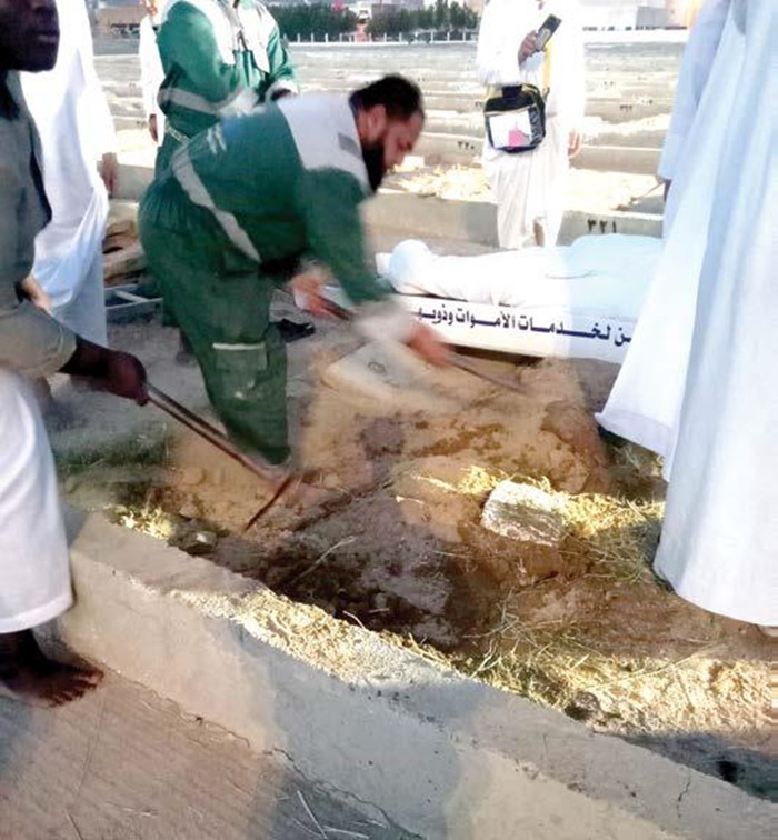 KABAR DUKA: Petugas memakamkan jenazah jemaah haji asal Kota Malang di Tsuroyya, Makkah.
