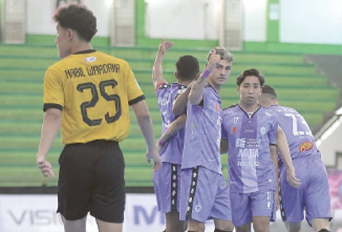 HARAPKAN DUKUNGAN: Para pemain Unggul FC Malang merayakan gol ke gawang Tiga Radja United dalam laga PFL pekan ke-12 di GOR Pangsuma Pontianak Minggu lalu (1/6).
