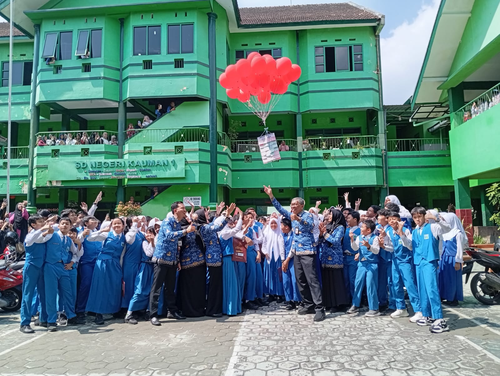 MBOIS: Penerbangan "balon mimpiku" oleh Kepala Sekolah Sentot Hariyanto SPsi bersama wali kelas dan seluruh siswa kelas 6 SDN Kauman 1 Malang.
