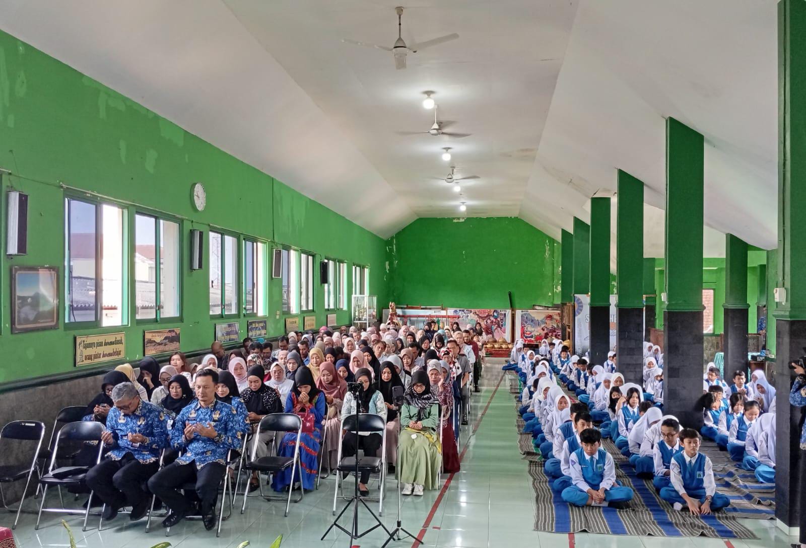 MOMEN HARU: Doa bersama seluruh wali murid bersama guru serta staf untuk kesuksesan dan kelulusan siswa kelas 6 keluarga SDN Kauman 1 Malang, Senin (3/6).