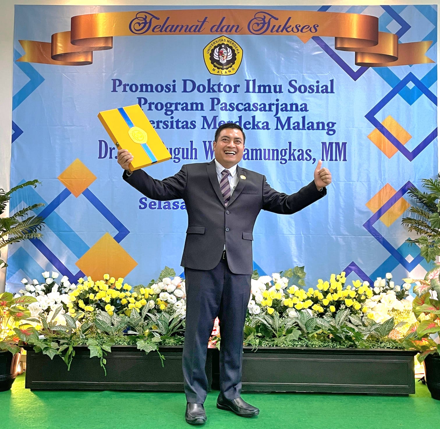 SUKSES: Anggota DPRD Jawa Timur, Puguh Wiji Pamungkas, resmi meraih gelar doktor dari Program Pascasarjana Universitas Merdeka (Unmer) Malang, dengan predikat cumlaude, tadi siang (3/6).